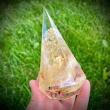 Load image into Gallery viewer, Large Faceted Pyramid Ring Holder