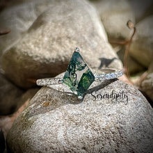 Load image into Gallery viewer, 7x10mm Kite Shaped Moss Agate Ring