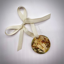 Load image into Gallery viewer, Circle Ornament with Florals