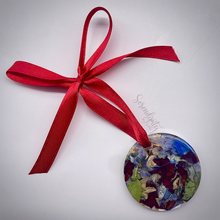 Load image into Gallery viewer, Circle Ornament with Florals