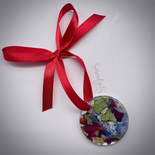Load image into Gallery viewer, Circle Ornament with Florals