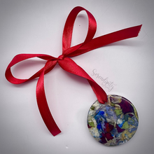 Load image into Gallery viewer, Circle Ornament with Florals