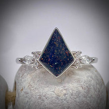 Load image into Gallery viewer, 7x10mm Kite Cremation Ash Memorial Ring