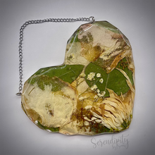 Load image into Gallery viewer, Floral Preservation Hanging Heart