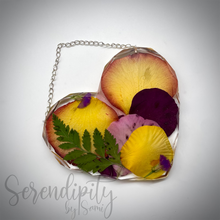 Load image into Gallery viewer, Floral Preservation Hanging Heart
