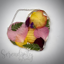 Load image into Gallery viewer, Floral Preservation Hanging Heart