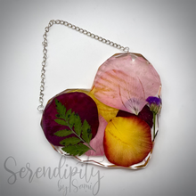 Load image into Gallery viewer, Floral Preservation Hanging Heart