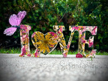 Load image into Gallery viewer, Floral Preservation “LOVE” Resin Keepsake