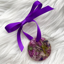 Load image into Gallery viewer, Circle Ornament with Florals