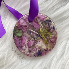 Load image into Gallery viewer, Circle Ornament with Florals