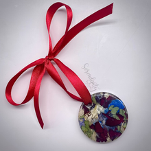 Load image into Gallery viewer, Circle Ornament with Florals
