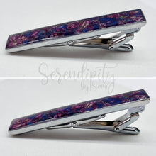 Load image into Gallery viewer, Tie Clip Made of Crushed Florals
